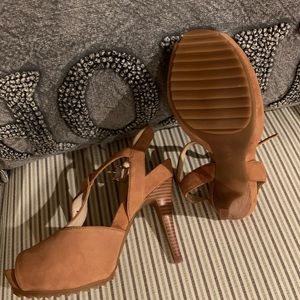 New 💥 Price ✂️ 💲aving💲Nine West Suede heels. NWOT❤️